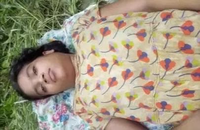 Boyfriend Takes Desi Pussy to the Fields and Fucks Her Hard with Big Cock